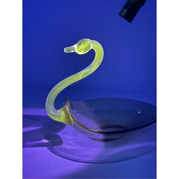 Manganese Rare Duncan Miller Chartreuse Swan Hand Blown Glass Dish 9"X12" Glows - Picture 1 of 5